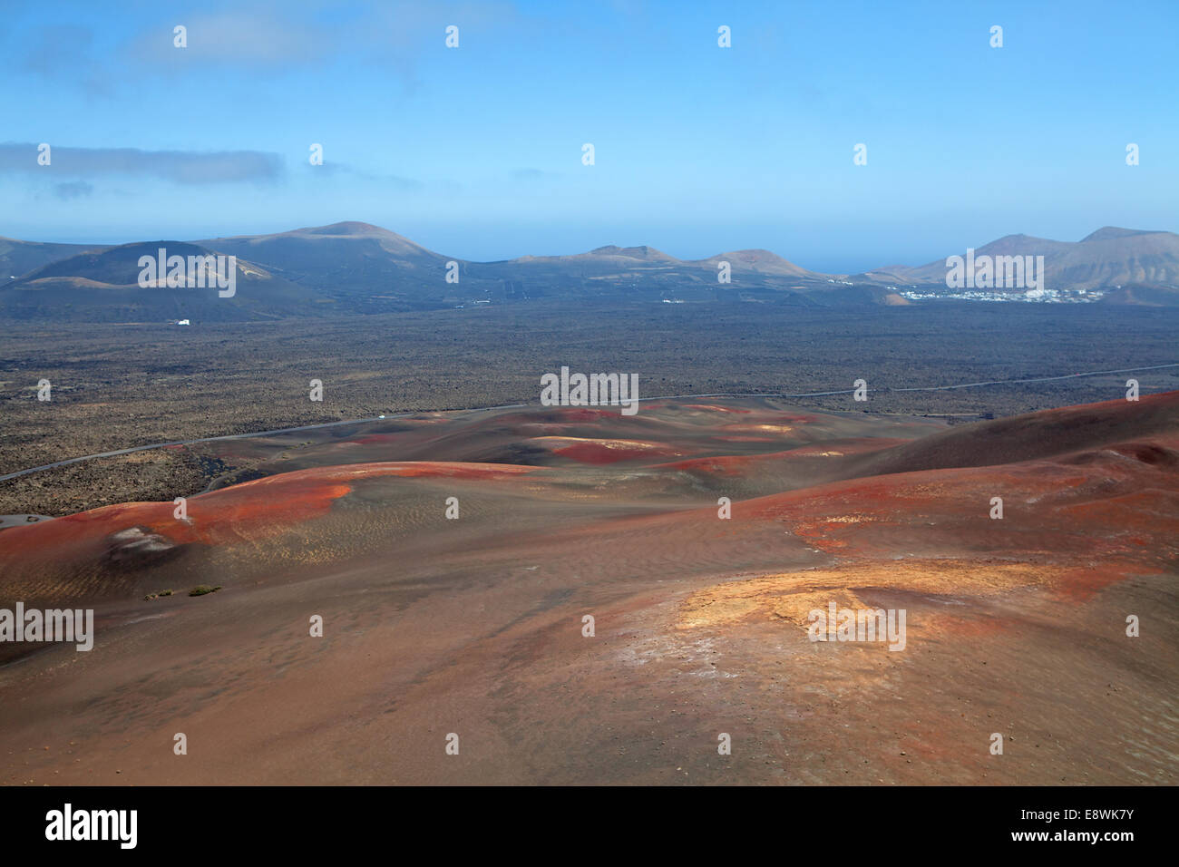 Montagna a Lanzarote, isola delle Canarie Spagna contro il cielo blu Foto Stock