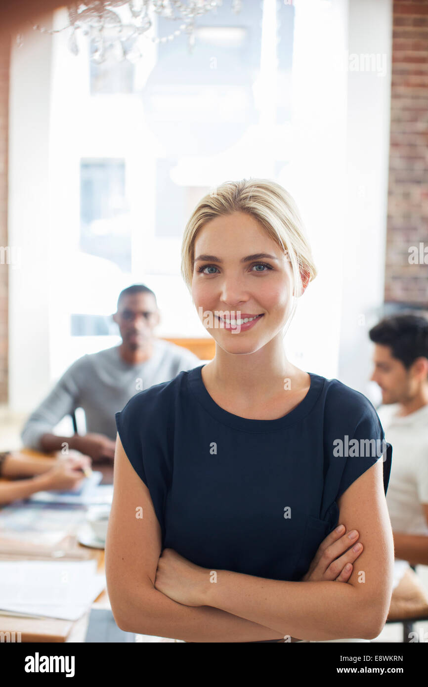 Donna sorridente al cafe Foto Stock