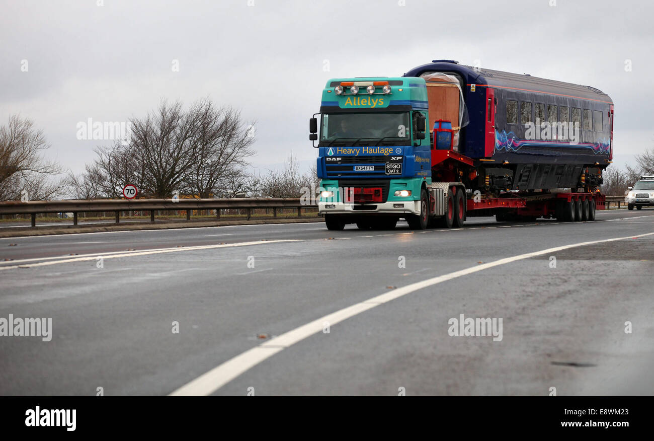 Un primo grande treno occidentale il carrello viene trasportato su strada lungo la M74 vicino a Hamilton, North Lanarkshire. Foto Stock