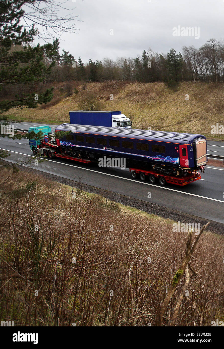 Un primo grande treno occidentale il carrello viene trasportato su strada lungo la M74 vicino a Hamilton, North Lanarkshire. Foto Stock