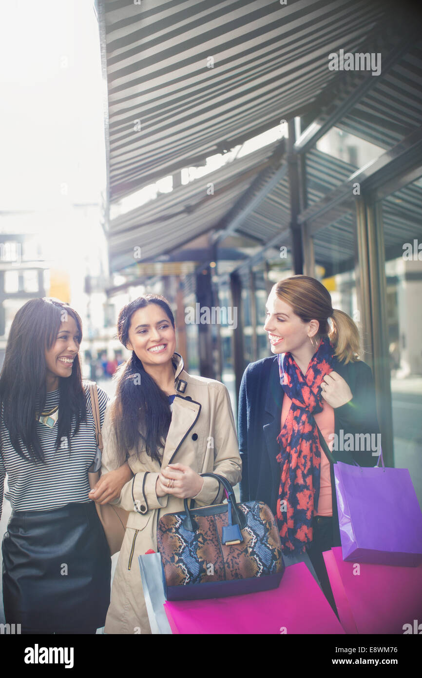 Donna che cammina lungo una strada di città insieme Foto Stock