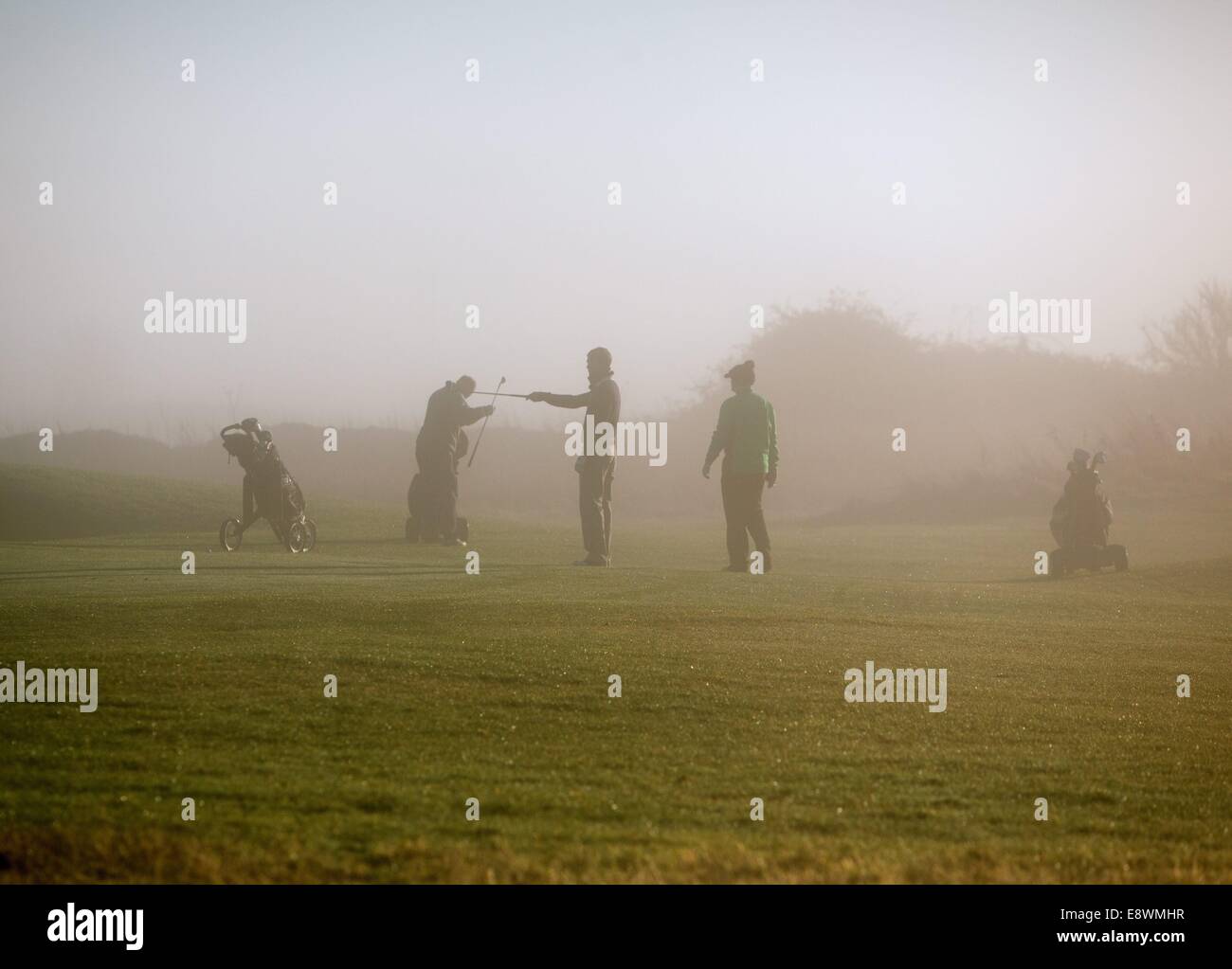Gli amanti del golf a Minchinhampton Golf Club al mattino potrete gustare il sole, Minchinhampton, nel Gloucestershire. 19 Jan 2014 Foto Stock