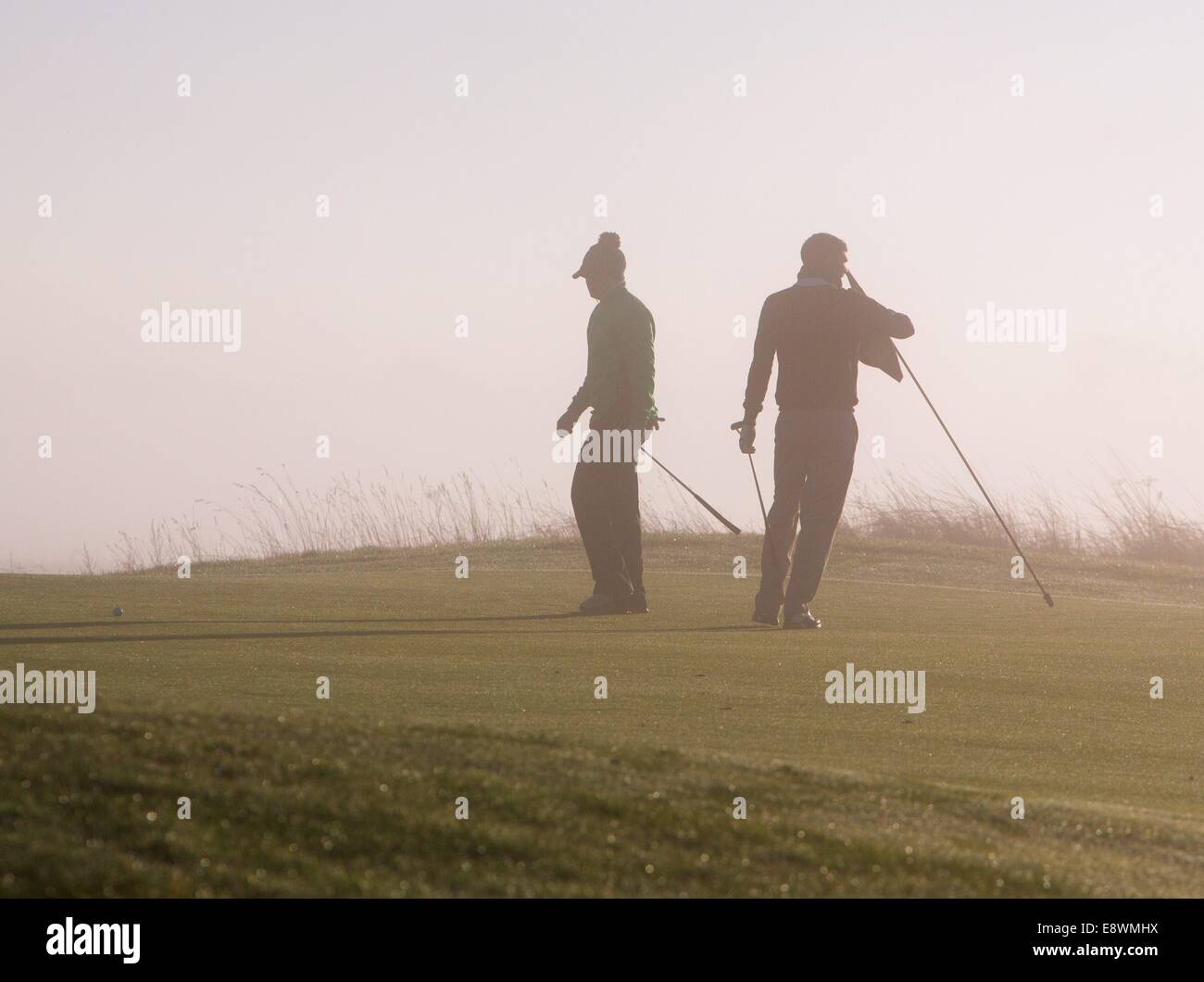 Gli amanti del golf a Minchinhampton Golf Club al mattino potrete gustare il sole, Minchinhampton, nel Gloucestershire. 19 Jan 2014 Foto Stock