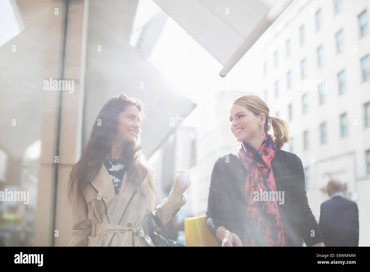 Le donne a piedi lungo una strada di città insieme Foto Stock