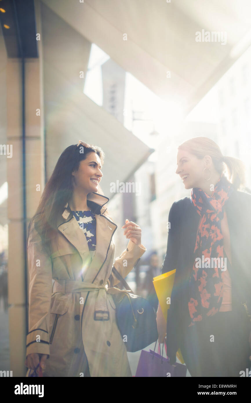 Le donne a piedi lungo una strada di città insieme Foto Stock
