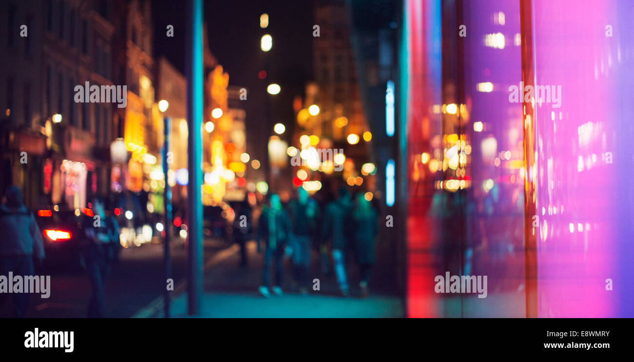 Le luci di strada urbana di via della città di notte Foto Stock