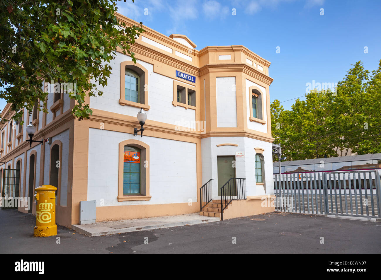 CALAFELL, Spagna - Agosto 12, 2014: Costruzione della stazione ferroviaria nella città di Calafell, Catalogna, Spagna Foto Stock