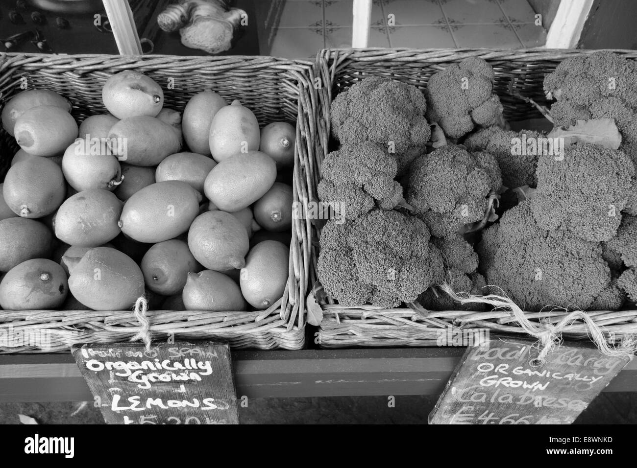 Prodotti biologici in cesti di vimini Foto Stock