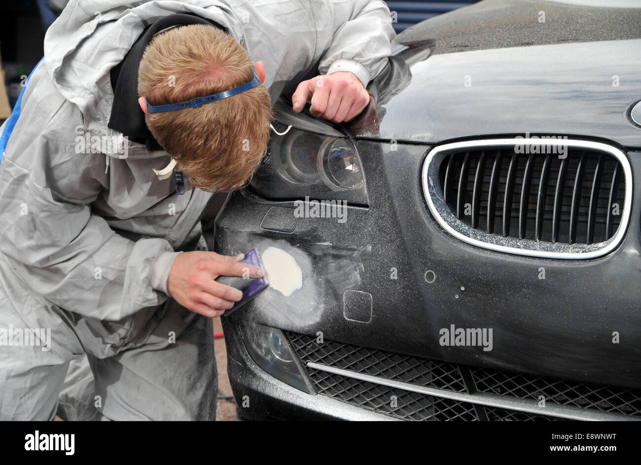 Mobile Paint la riparazione di un BMW paraurti Foto Stock