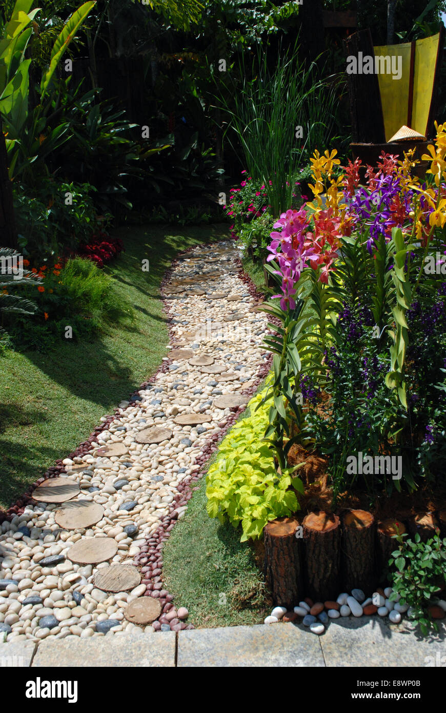 Giardino paesaggistico con ciottoli e blocchi di legno percorso a piedi Foto Stock