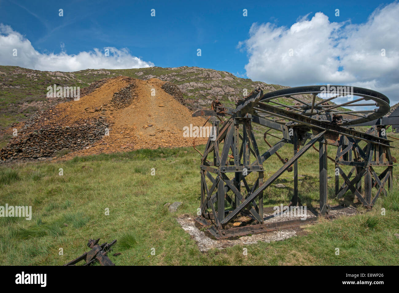 Vecchia miniera di rame abbandonata, Sygun, Beddgelert, Snowdonia, Galles. Il vecchio ingranaggio di avvolgimento Foto Stock