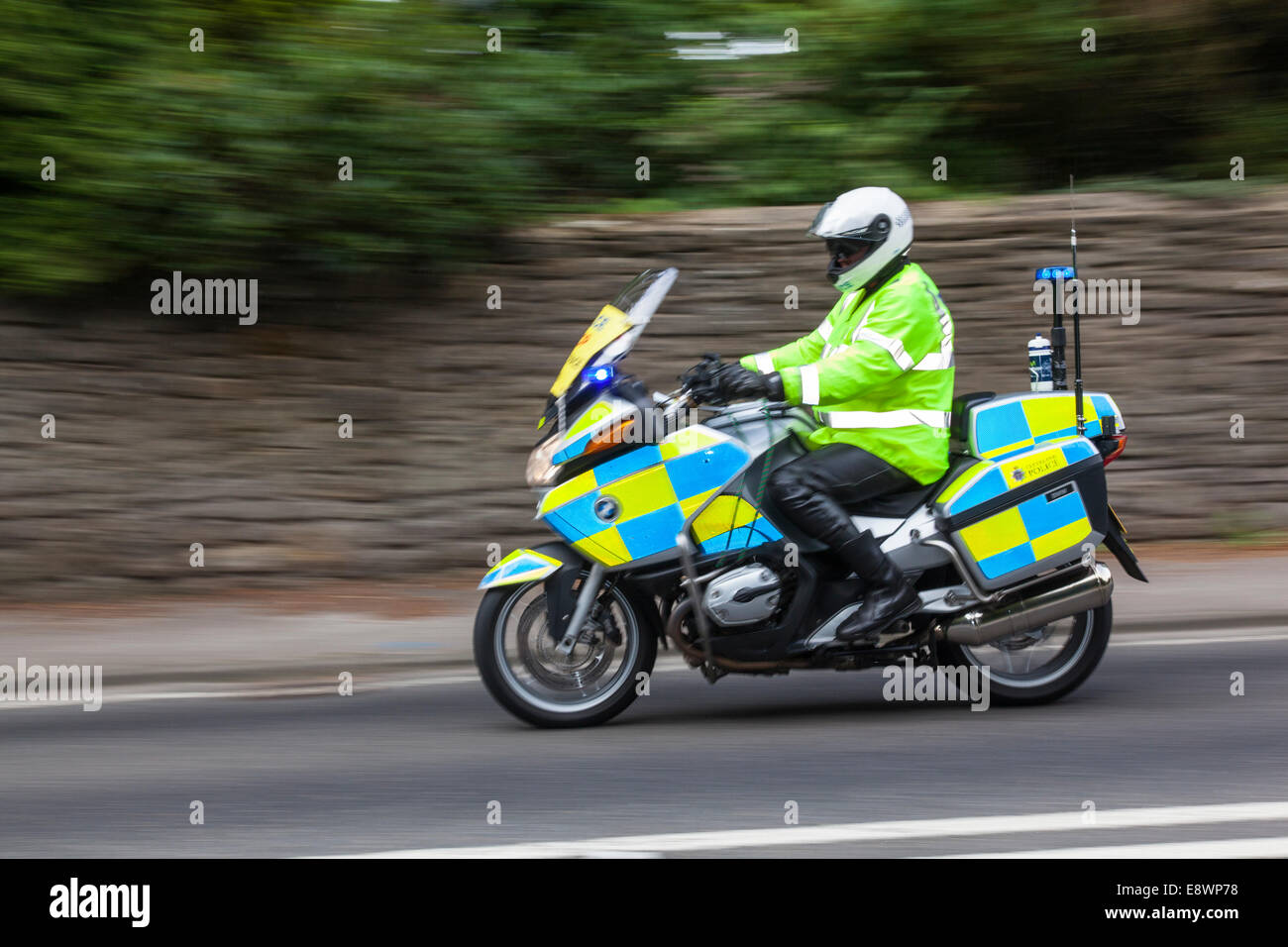 Polizia velocità motociclista passato per cancellare la strada di piloti in tour della Gran Bretagna 2014 cycle race. Foto Stock