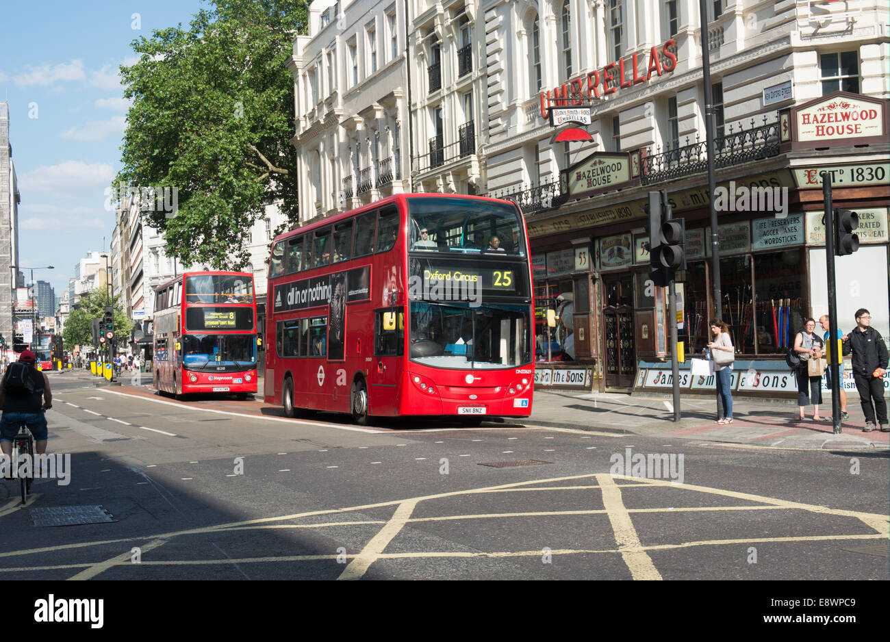 Una torre Tansit annuncio tridente con annuncio Enviro 400 carrozzeria passa James Smith & sons ombrelloni store in New Oxford Street, Londra Foto Stock