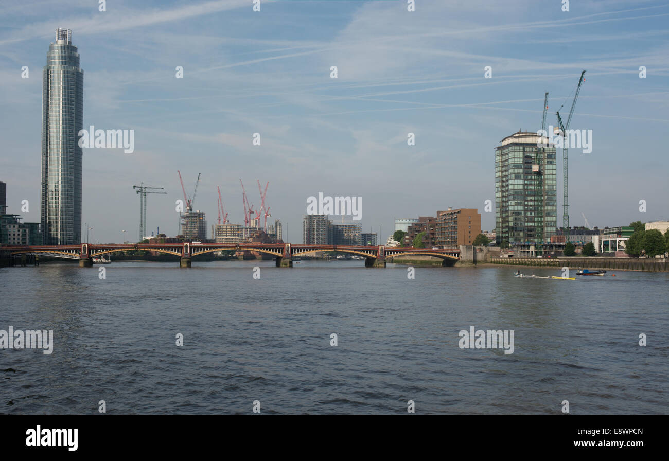 Una vista da Albert Embankment del Tamigi Vauxhall Bridge e il 50 piani St Geoges Wharf Tower a Londra. Foto Stock