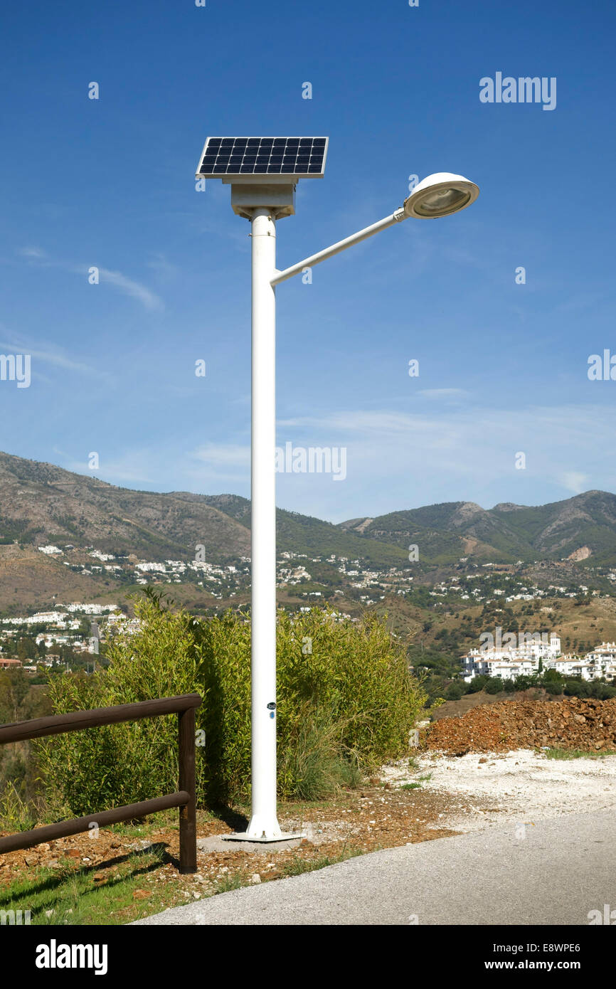 Powered Solar street light, Mijas Costa. Il sud della Spagna. Foto Stock