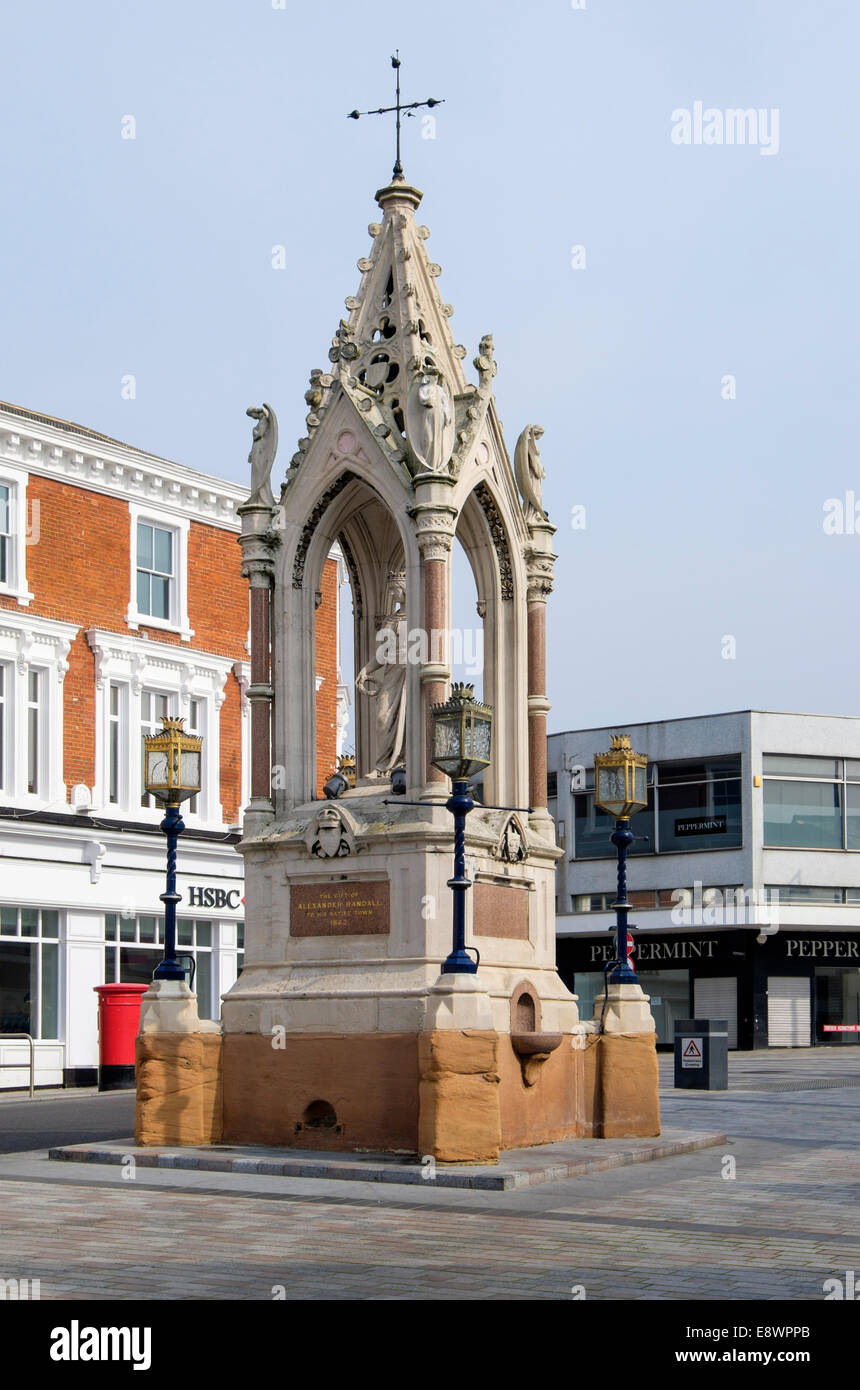 Xix secolo la regina Vittoria monumento da Alexander Randall 1862 nella High Street, Maidstone Kent, Inghilterra, Regno Unito, Gran Bretagna Foto Stock