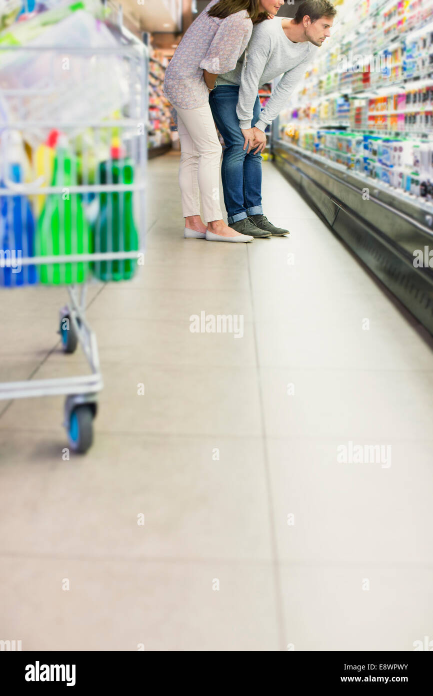 Paio di shopping insieme nel negozio di alimentari Foto Stock