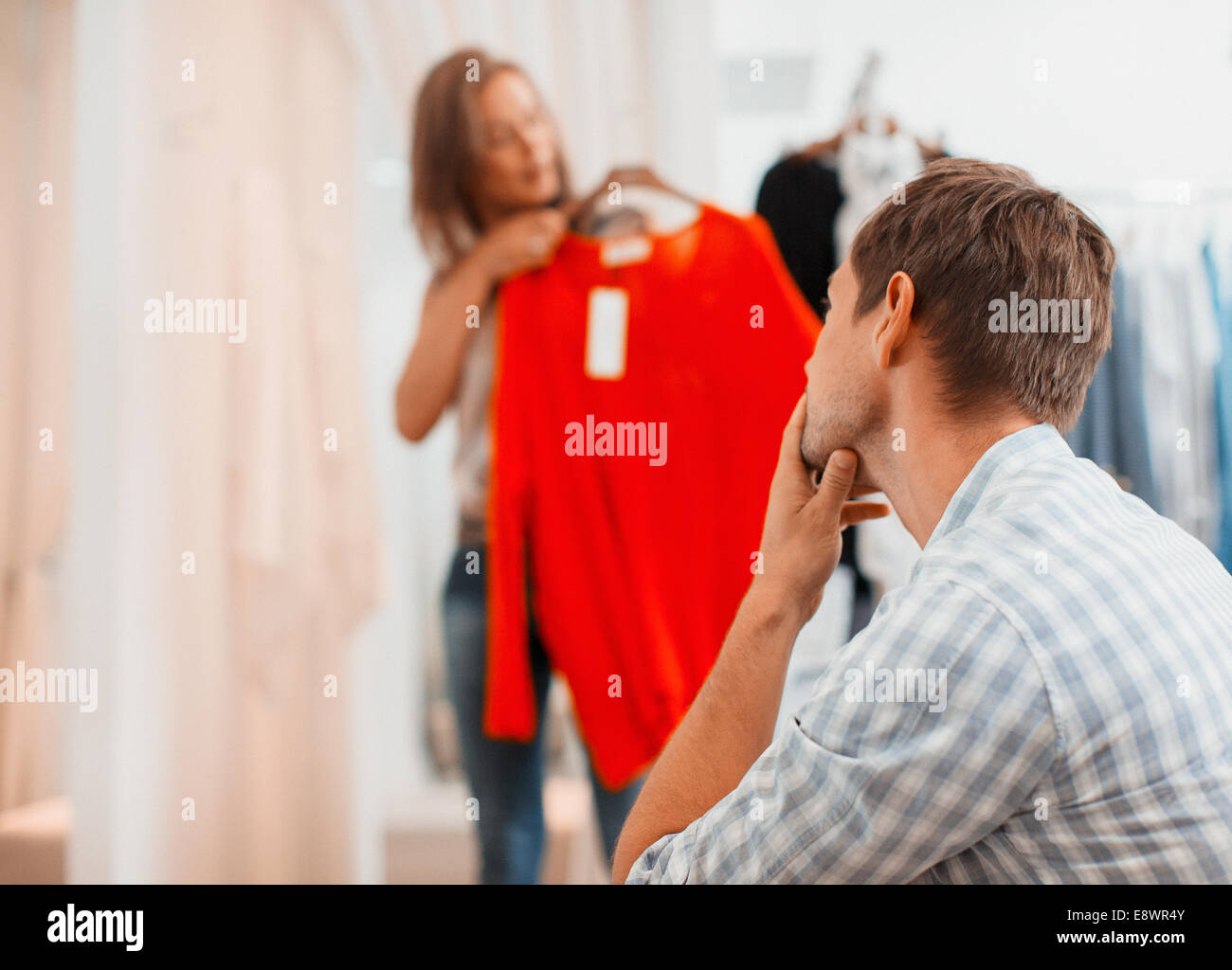 Paio di shopping insieme nel negozio di abbigliamento Foto Stock