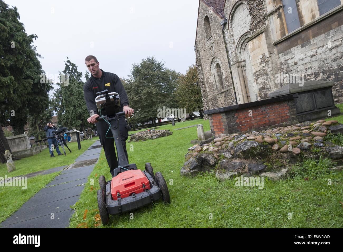 Waltham, Essex, Regno Unito. Xiv oct, 2014. La ricerca di Re Harold i resti iniziano per l anniversario della sua morte apparente. Film ovale e Stratascan, il team che ha scoperto i resti di Richard III al di sotto di un parco auto nel 2012, effettuare la scansione al Abbey Gardens a Waltham Abbey. © Lee Thomas/ZUMA filo/Alamy Live News Foto Stock