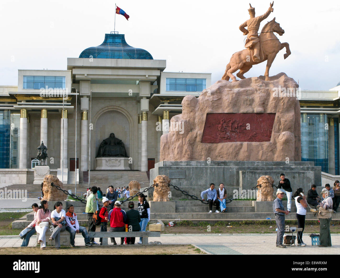 Statua di Gengis Khan in Sukhbaatar Square di fronte Saaral Ordon gli uffici del primo ministro e presidente in Ulam Batar Foto Stock