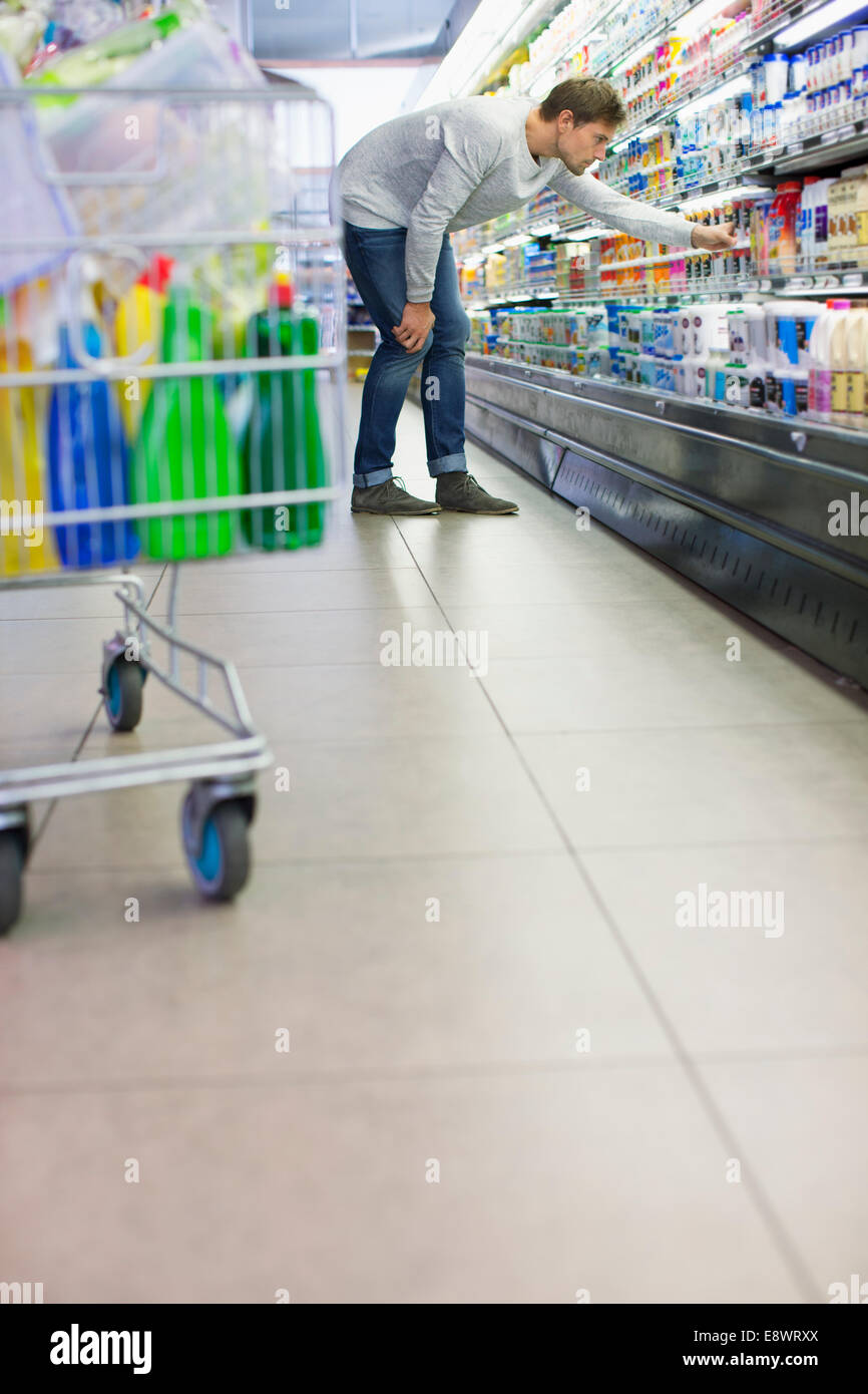 L'uomo shopping nel negozio di alimentari Foto Stock