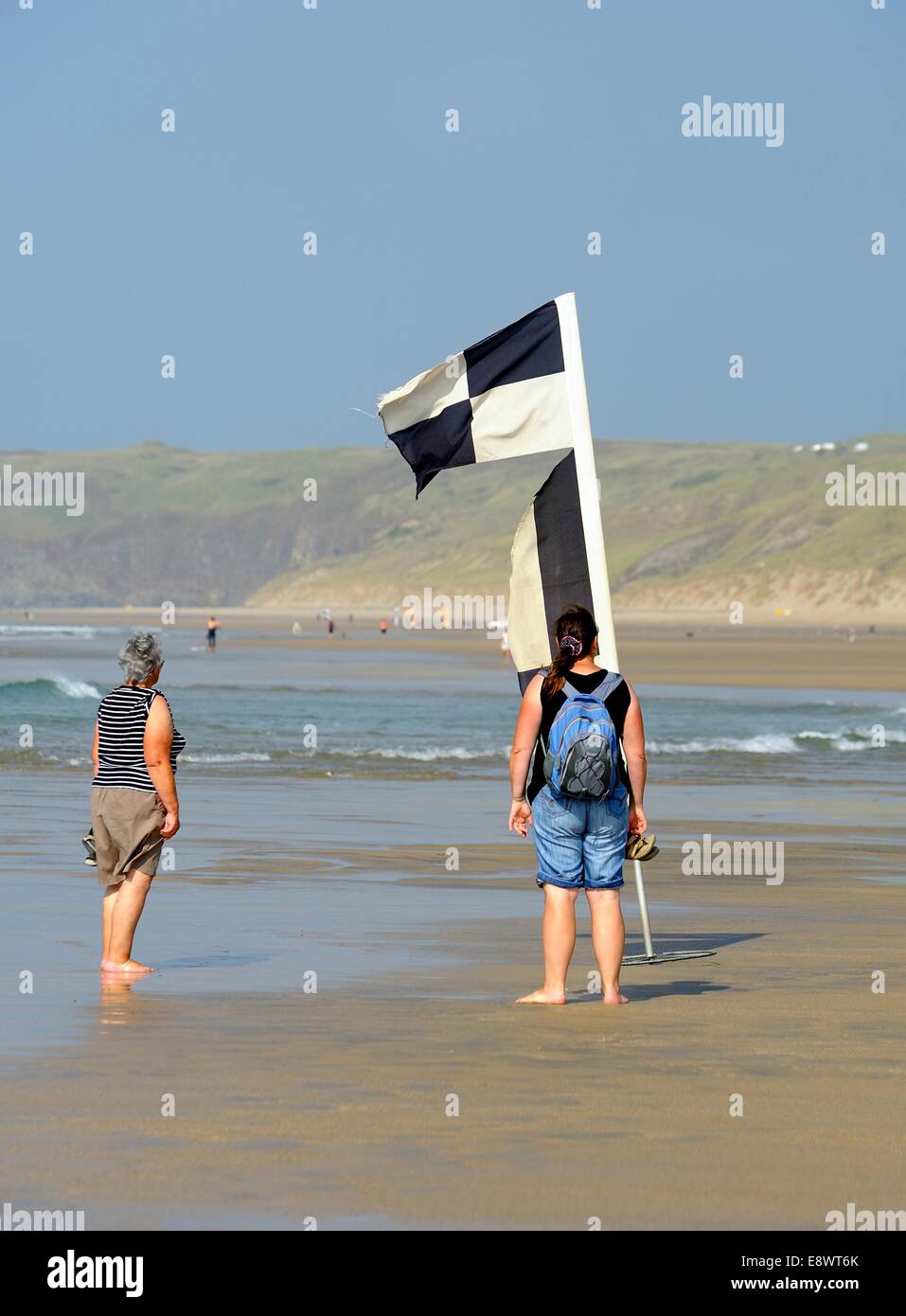Zona di sicurezza di confine marcatori di bandiera Perranporth beach Cornwall Inghilterra Regno Unito Foto Stock