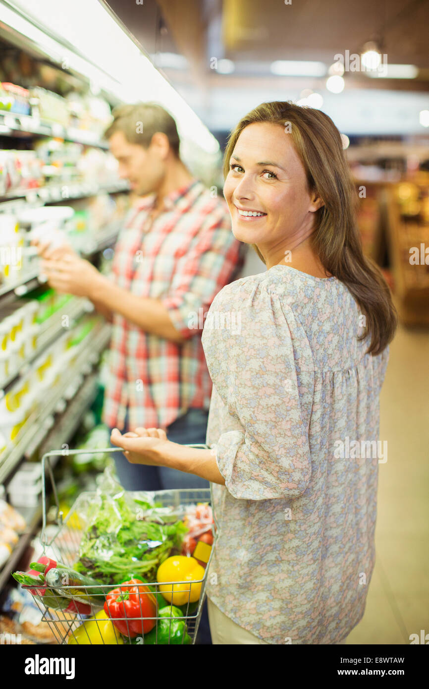 Paio di shopping insieme nel negozio di alimentari Foto Stock