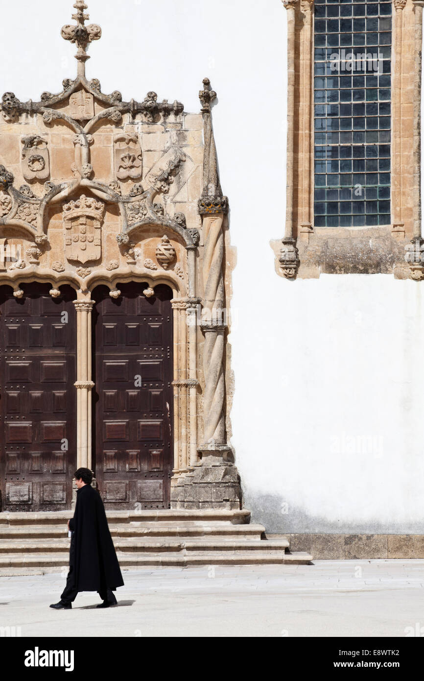 Un neolaureato nella parte anteriore del portale manuelino di Capela de Sao Miguel, Università di Coimbra, Beira Litoral, Portogallo (Università ha istituito per la prima volta nel 1290) Foto Stock