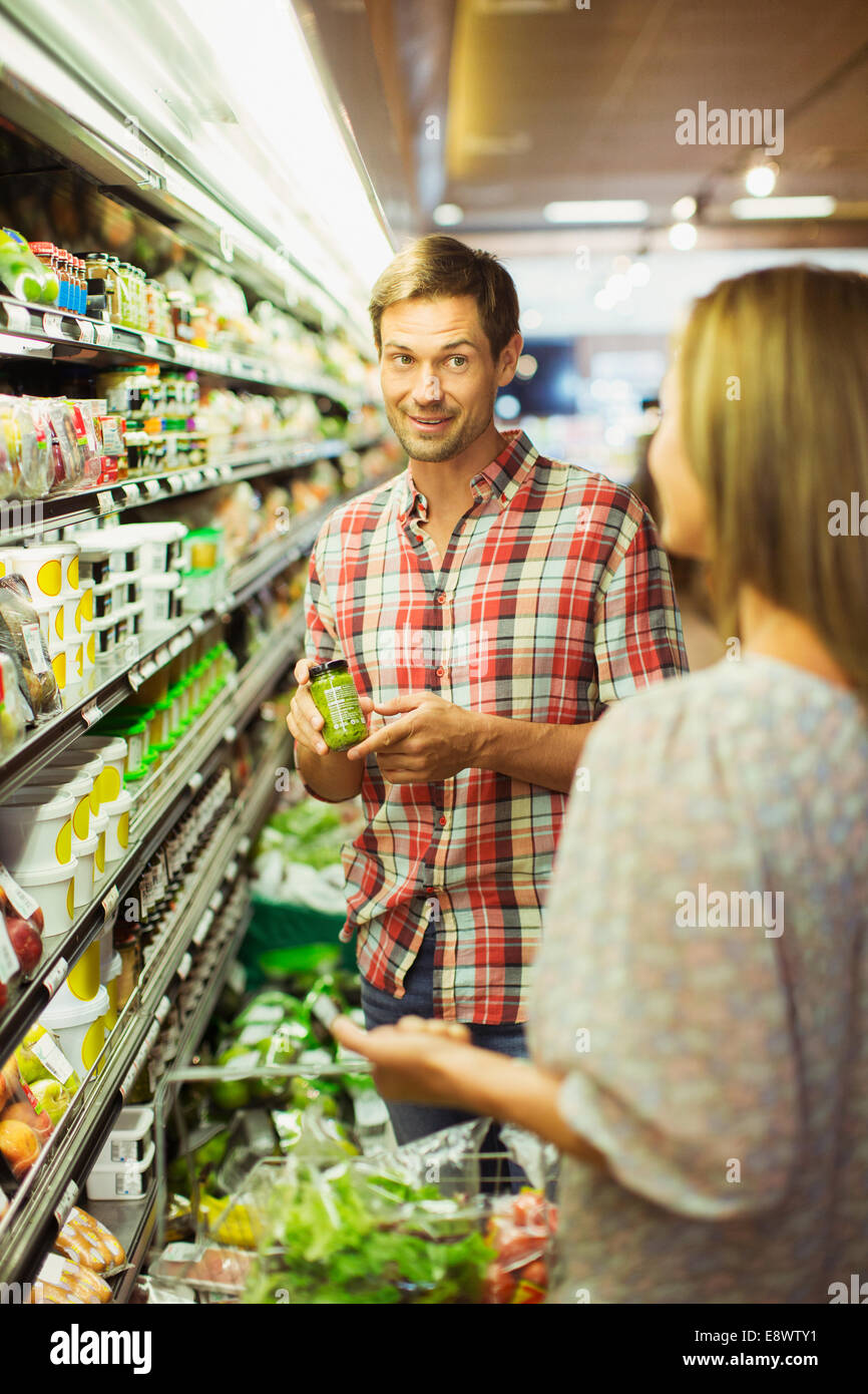 Paio di shopping insieme nel negozio di alimentari Foto Stock