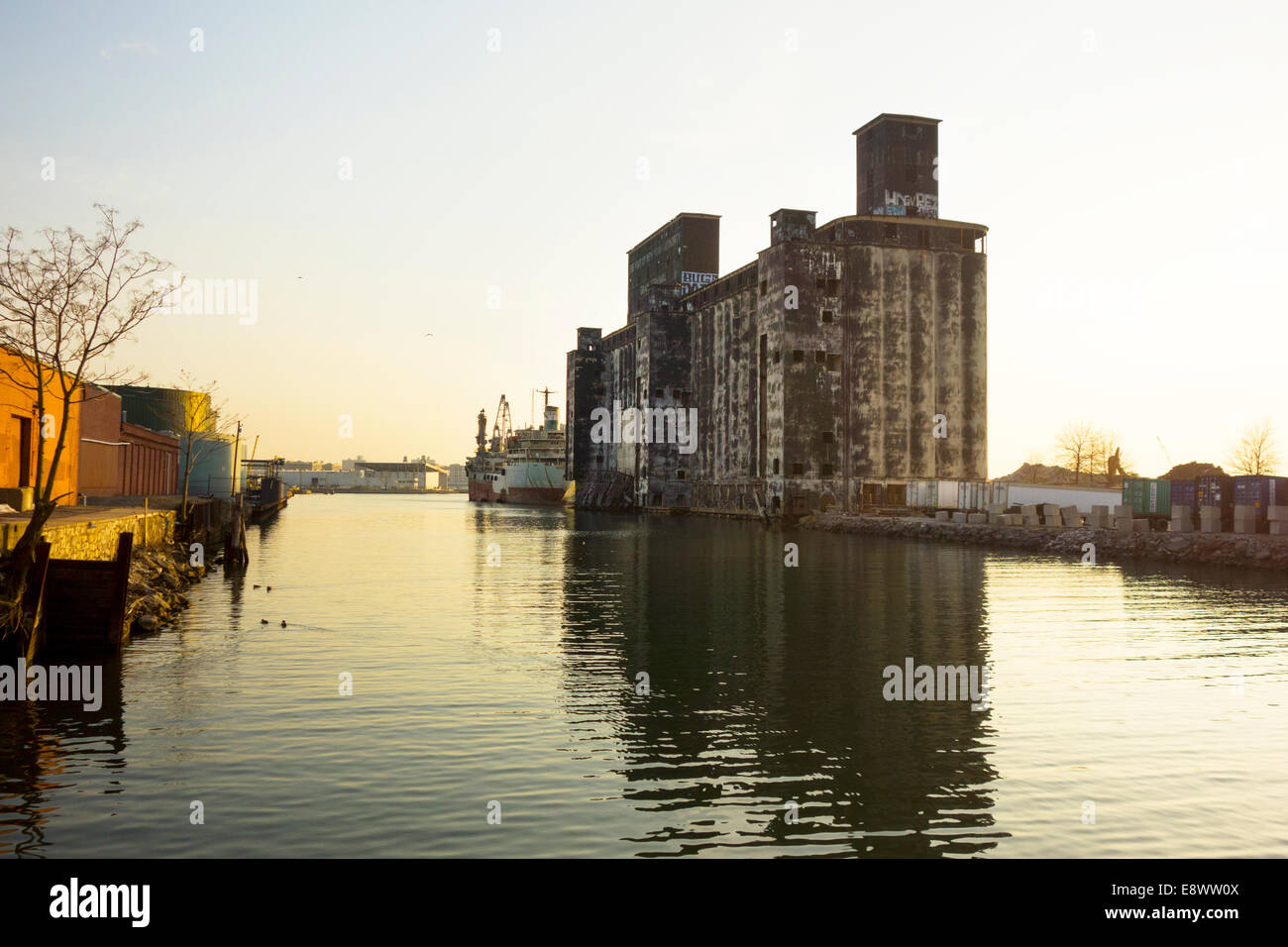 Il vecchio silos in Red Hook Brooklyn New York Foto Stock