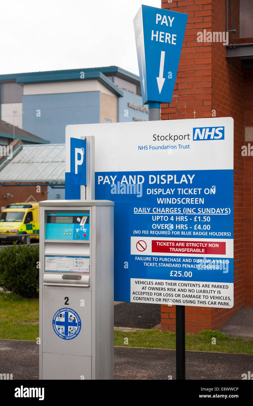 Pagare e misuratore di visualizzazione per emettere i biglietti e tariffe parcheggio / velocità di carica segno, in un ospedale di NHS Parcheggio Auto. Regno Unito Foto Stock