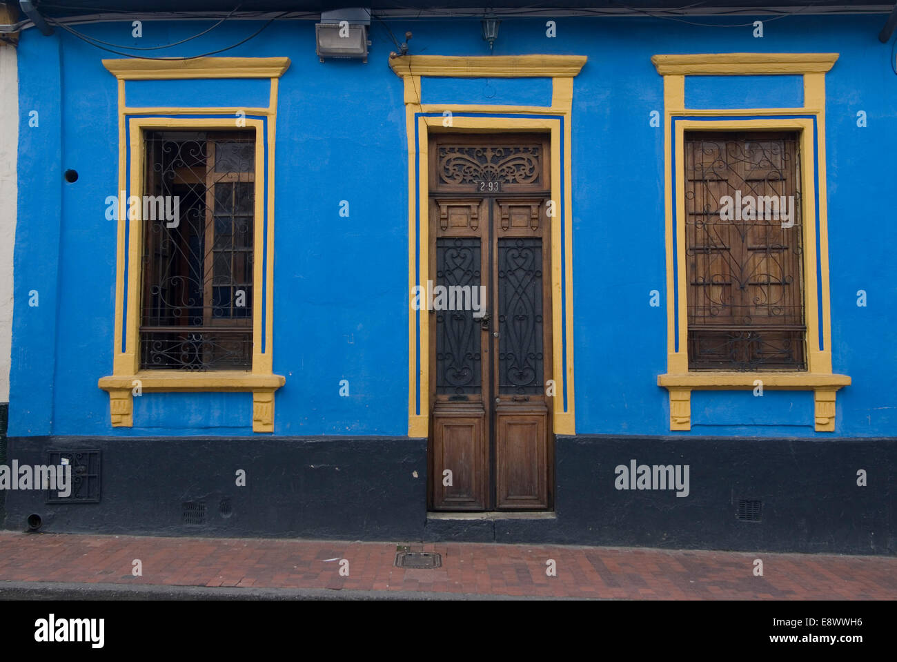 Portale e finestre in Candelaria (sezione antica della città), Bogotà, Colombia Foto Stock