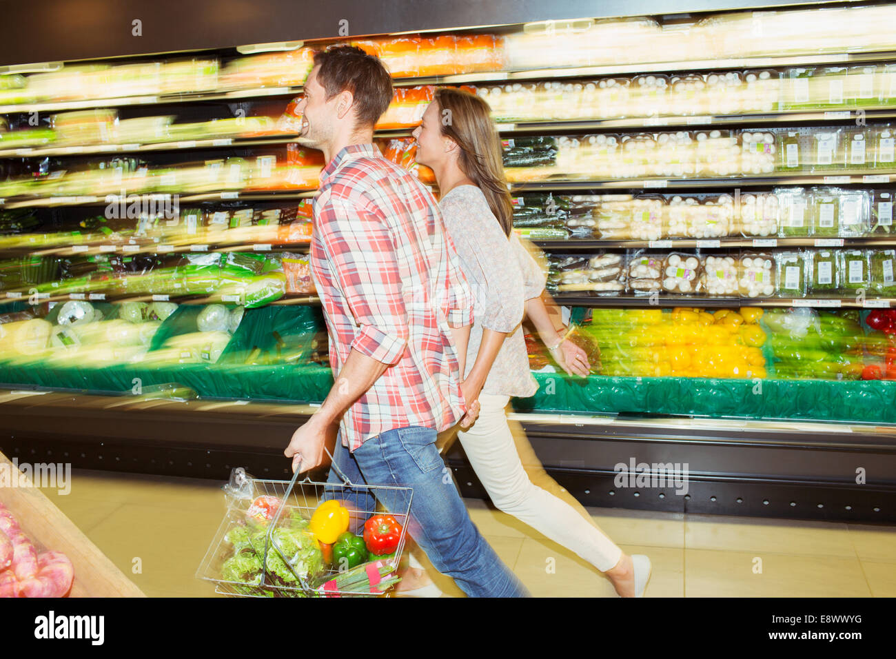 Vista offuscata del giovane di shopping insieme nel negozio di alimentari Foto Stock