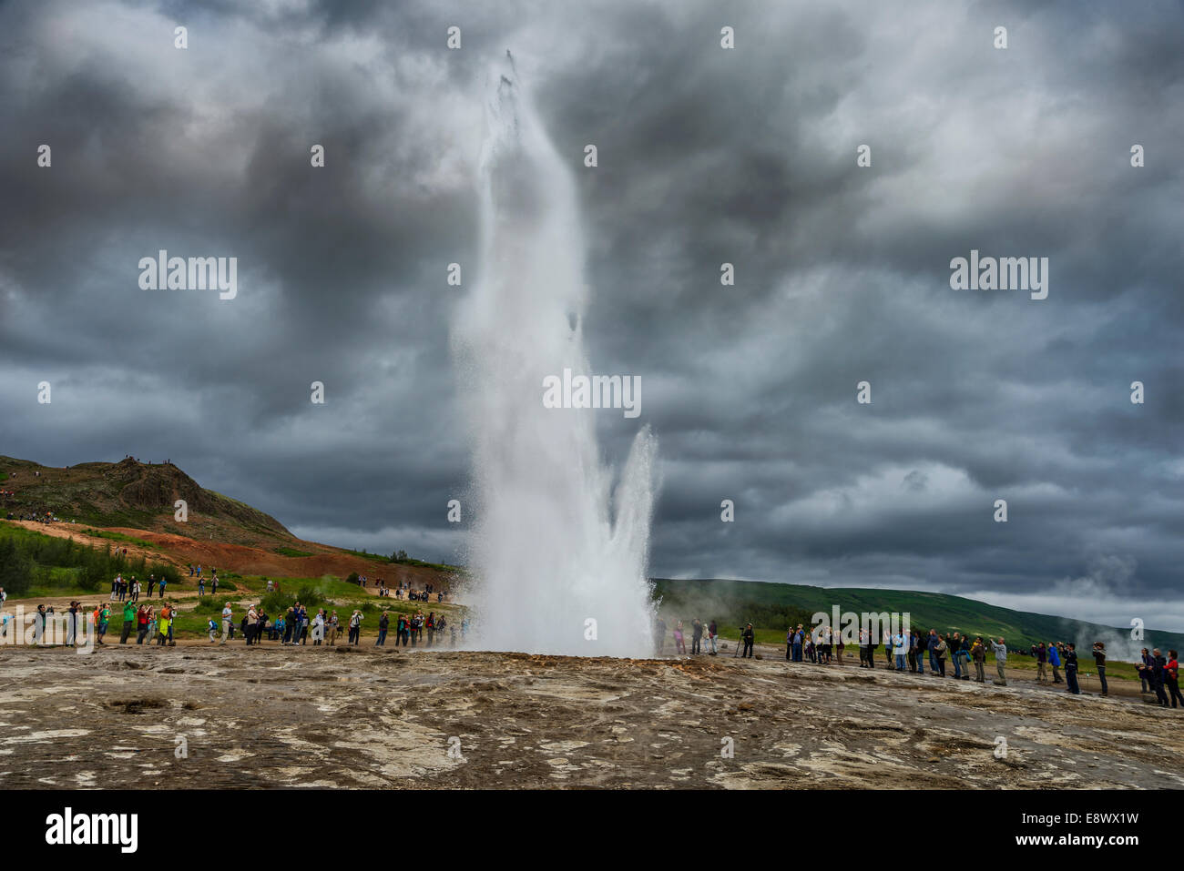 Strokkur che erutta. Strokkur è una fontana geyser dal fiume Hvita nella valle di Haukadalur, Islanda. Foto Stock