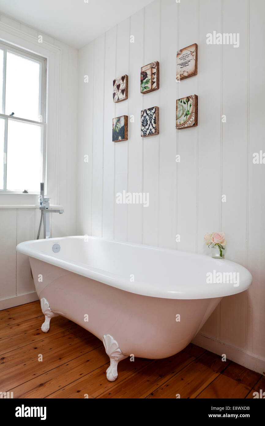 Freestanding roll top vasca da bagno con piedini ad artiglio in bagno bianco, Hove Foto Stock
