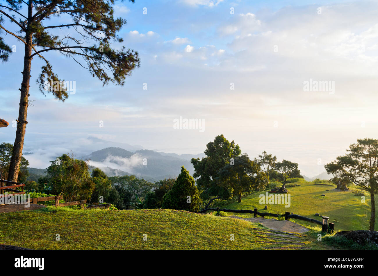 Cordigliera del paesaggio e il cloud di mattina in alta montagna a Viewpoint Huai Nam Dang national park, Chiang Mai Foto Stock