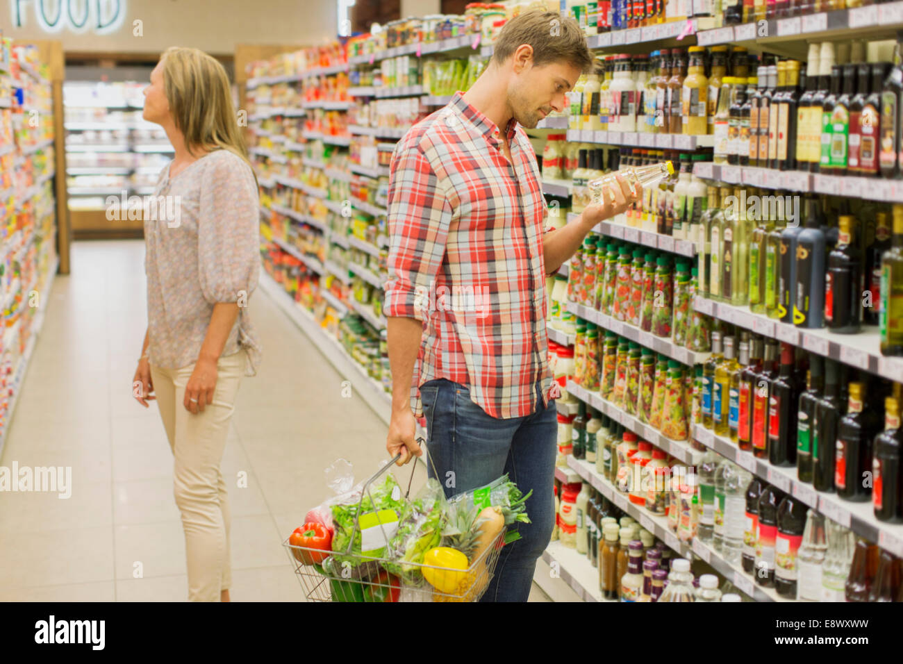 Paio di shopping insieme nel negozio di alimentari Foto Stock