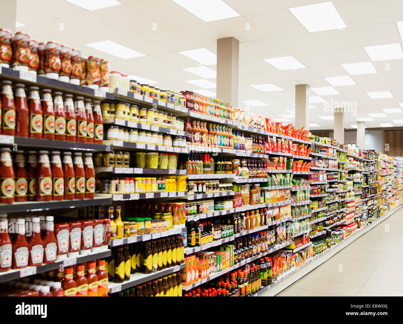 Ripiani rifornito in drogheria corsia Foto Stock