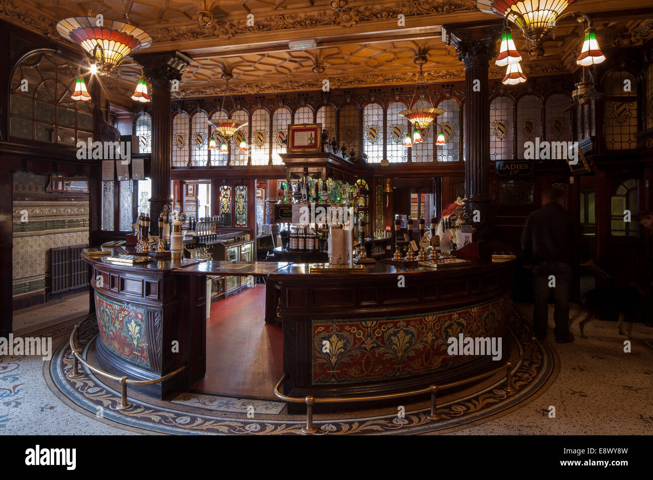 Round bar presso la Filarmonica Sale da pranzo, Liverpool, in Inghilterra Foto Stock