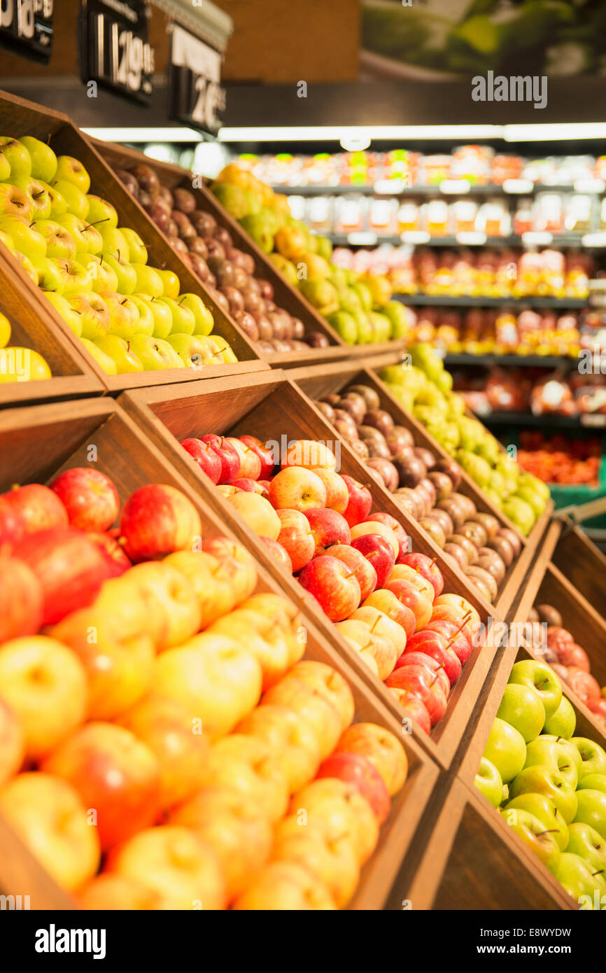 Close up di frutta nel produrre la sezione del negozio di alimentari Foto Stock