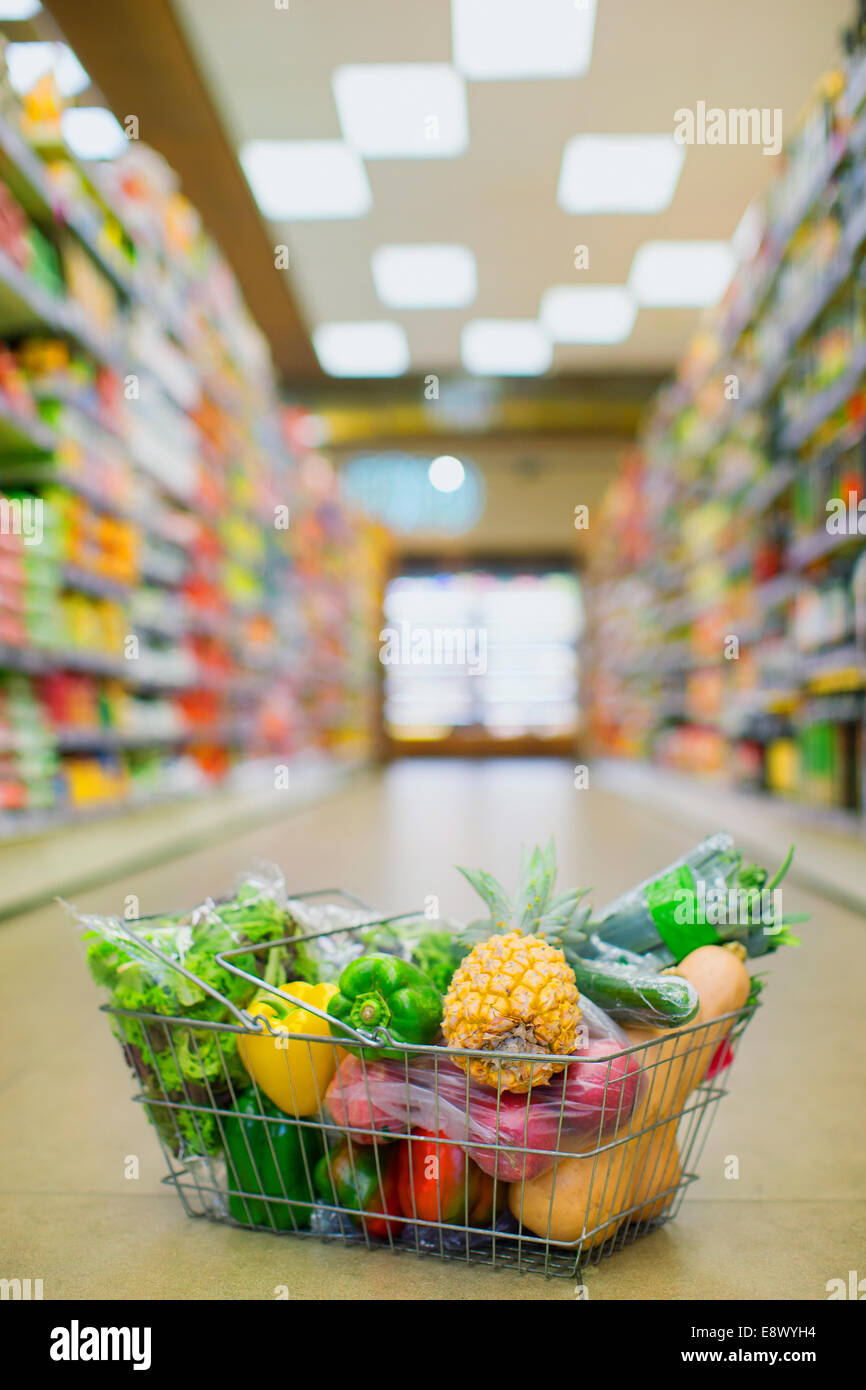 Close up full carrello sul pavimento del negozio di alimentari Foto Stock