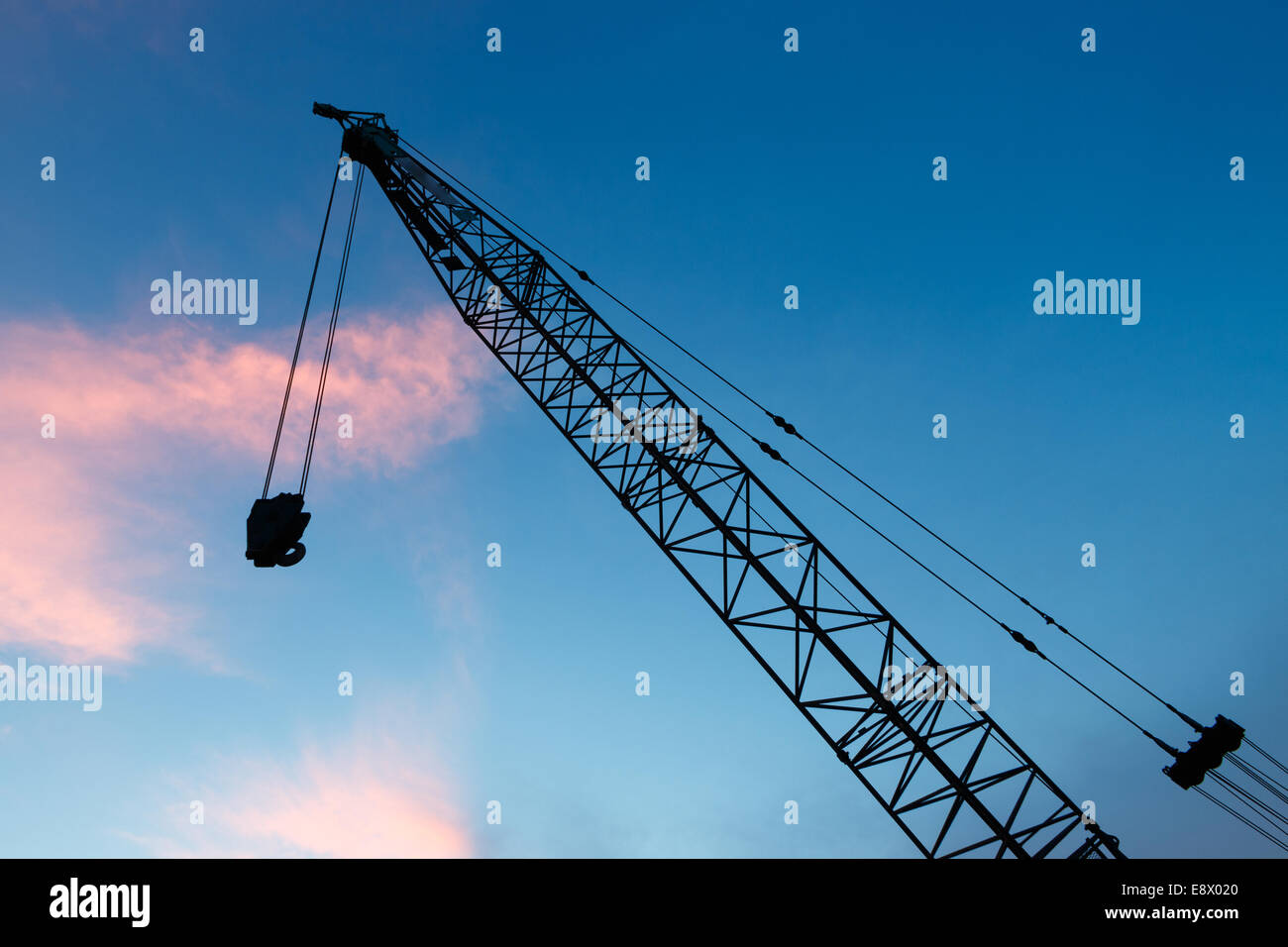 Gru da cantiere silhouette a sera Foto Stock