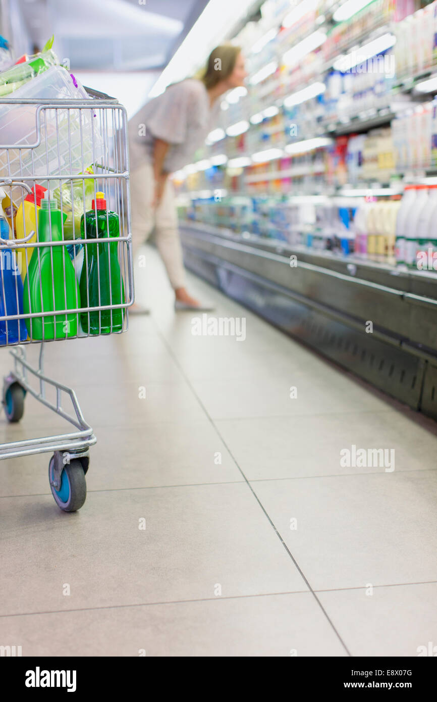 Chiusura del carrello pieno di shopping nel negozio di alimentari Foto Stock