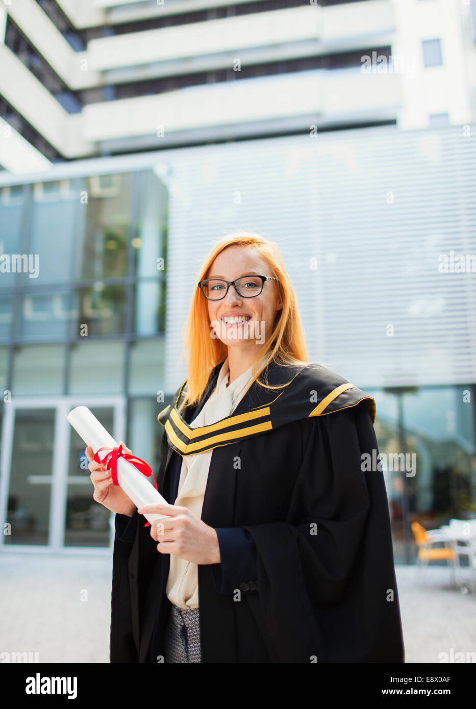 Studente nel cappuccio e camice azienda scorrere Foto Stock