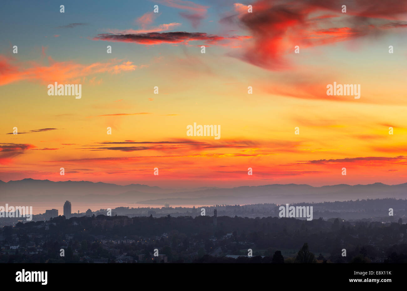 Tramonto sulla skyline della città dal Monte Tolmie-Victoria, British Columbia, Canada. Foto Stock