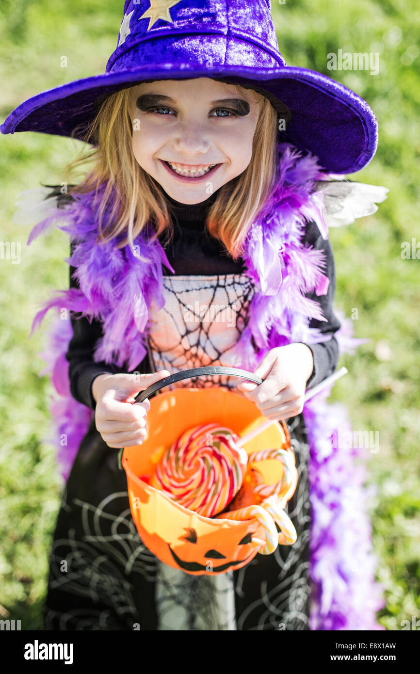 Dolcetto o scherzetto. Carattere di Halloween: bella strega Foto Stock