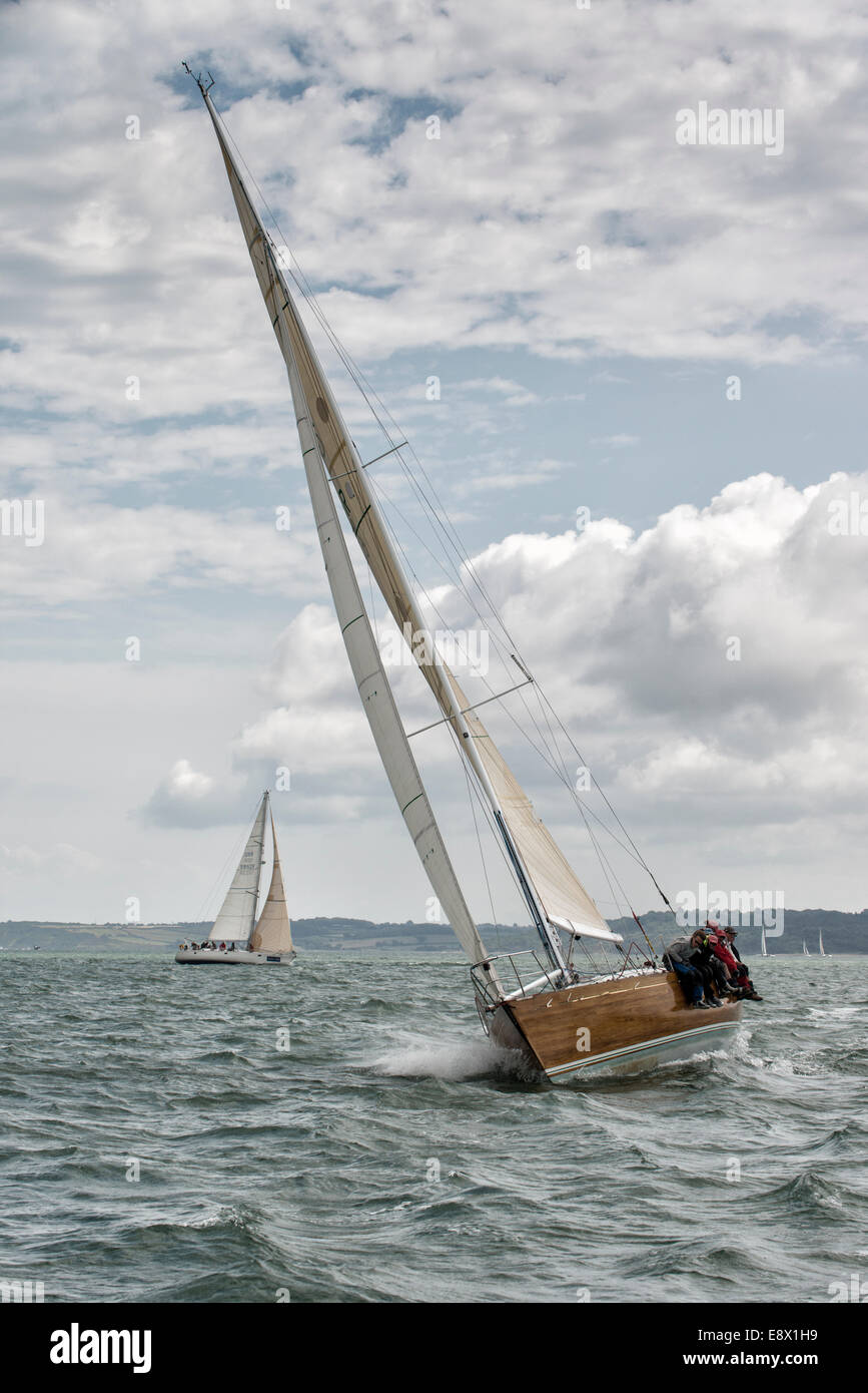 Vecchia madre pistola un Humphreys 40 racing yacht a competere in Cowes Week regata nella Solent off l'Isola di Wight in Inghilterra Foto Stock