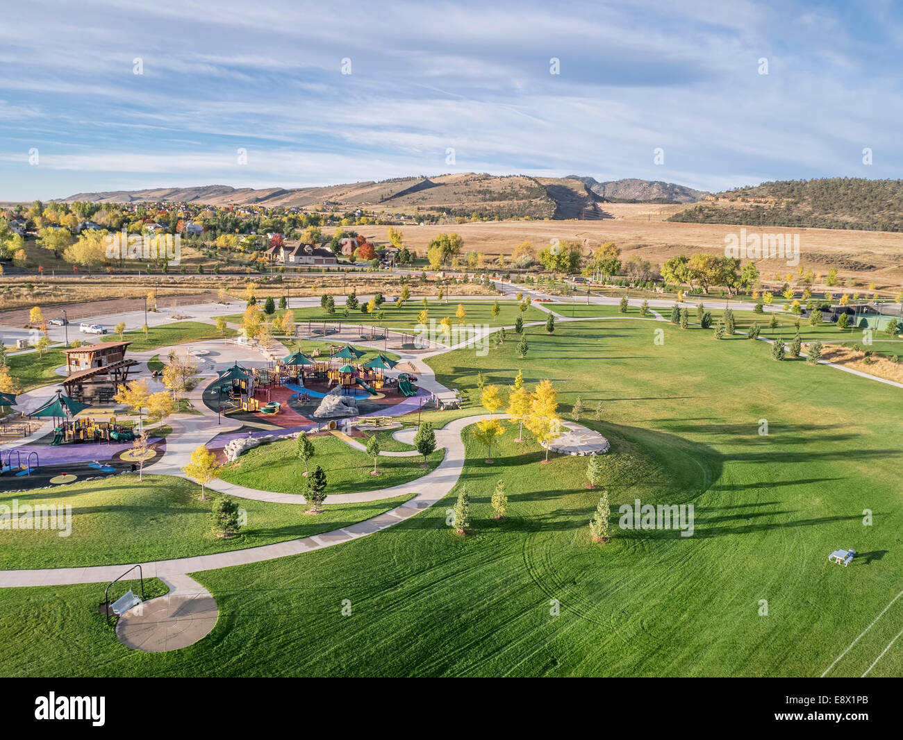 Vista aerea del parco e il parco giochi a colline ai piedi delle Montagne Rocciose in Fort Collins, Colorado, girato da un basso flying drone Foto Stock