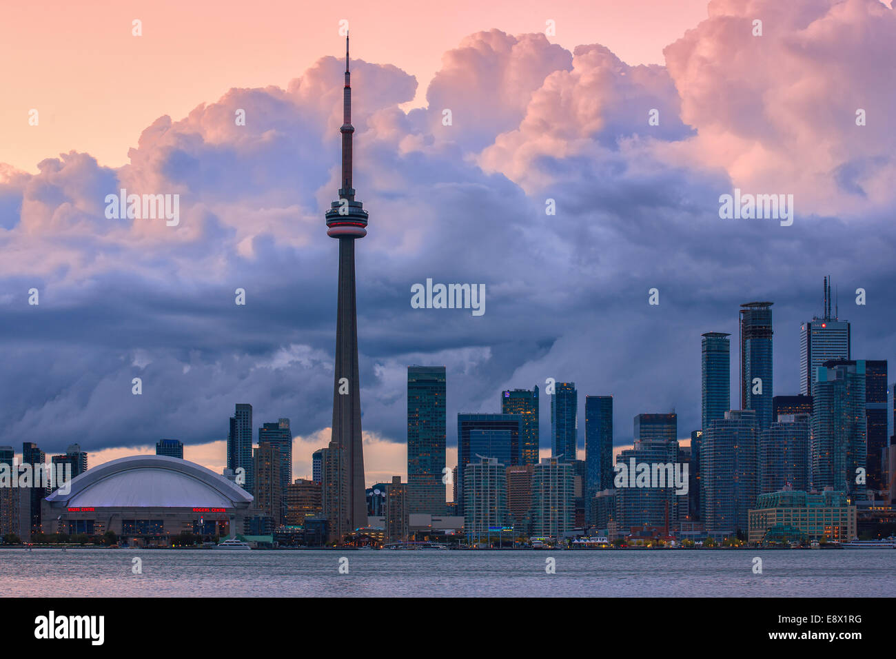 Famoso Skyline di Toronto con la CN Tower e il Rogers Centre dopo il tramonto preso da Toronto Islands. Foto Stock
