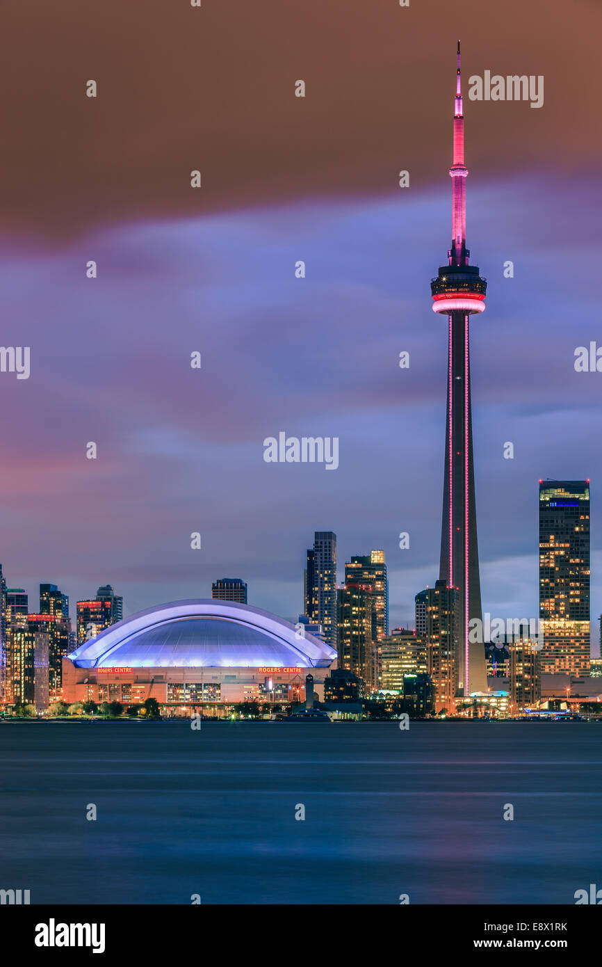 Famoso Skyline di Toronto con la CN Tower e il Rogers Centre dopo il tramonto preso da Toronto Islands. Foto Stock